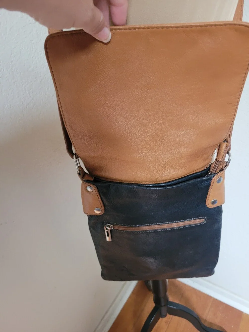 Vera Pelle Tan and Black Leather Crossbody Shoulder Bag - Picture 5 of 7